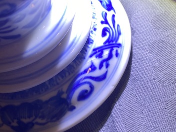Een Chinese blauw-witte dekselbeker met floraal decor, Kangxi